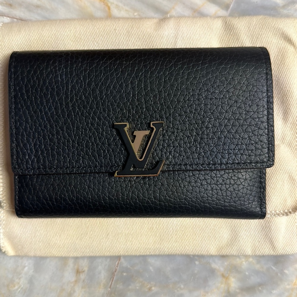 Louis Vuitton 
Capucines Compact Wallet